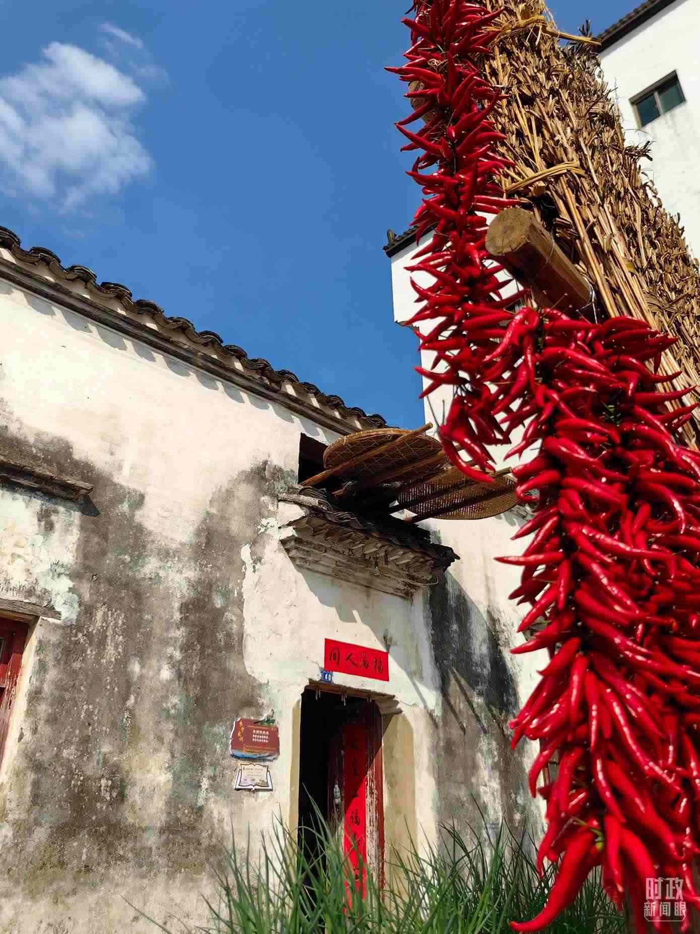 △石門村農(nóng)家晾曬的辣椒。（總臺央視記者段德文拍攝）