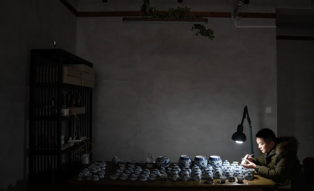 ↑ 2020年12月23日，手工陶瓷制作者在工作室檢測(cè)成品。