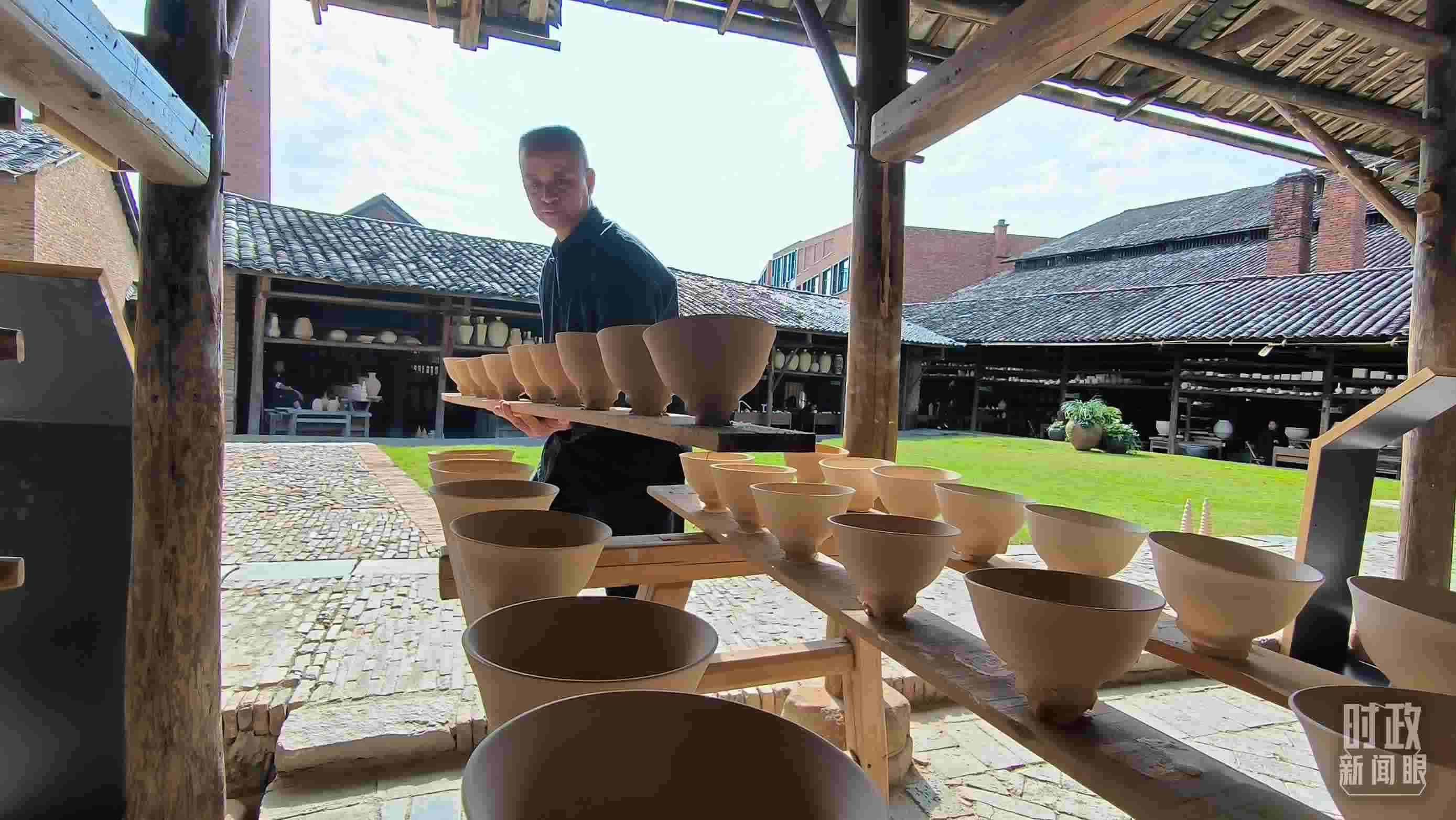 △匠人正在晾曬陶瓷制品。（總臺央視記者范凱拍攝）