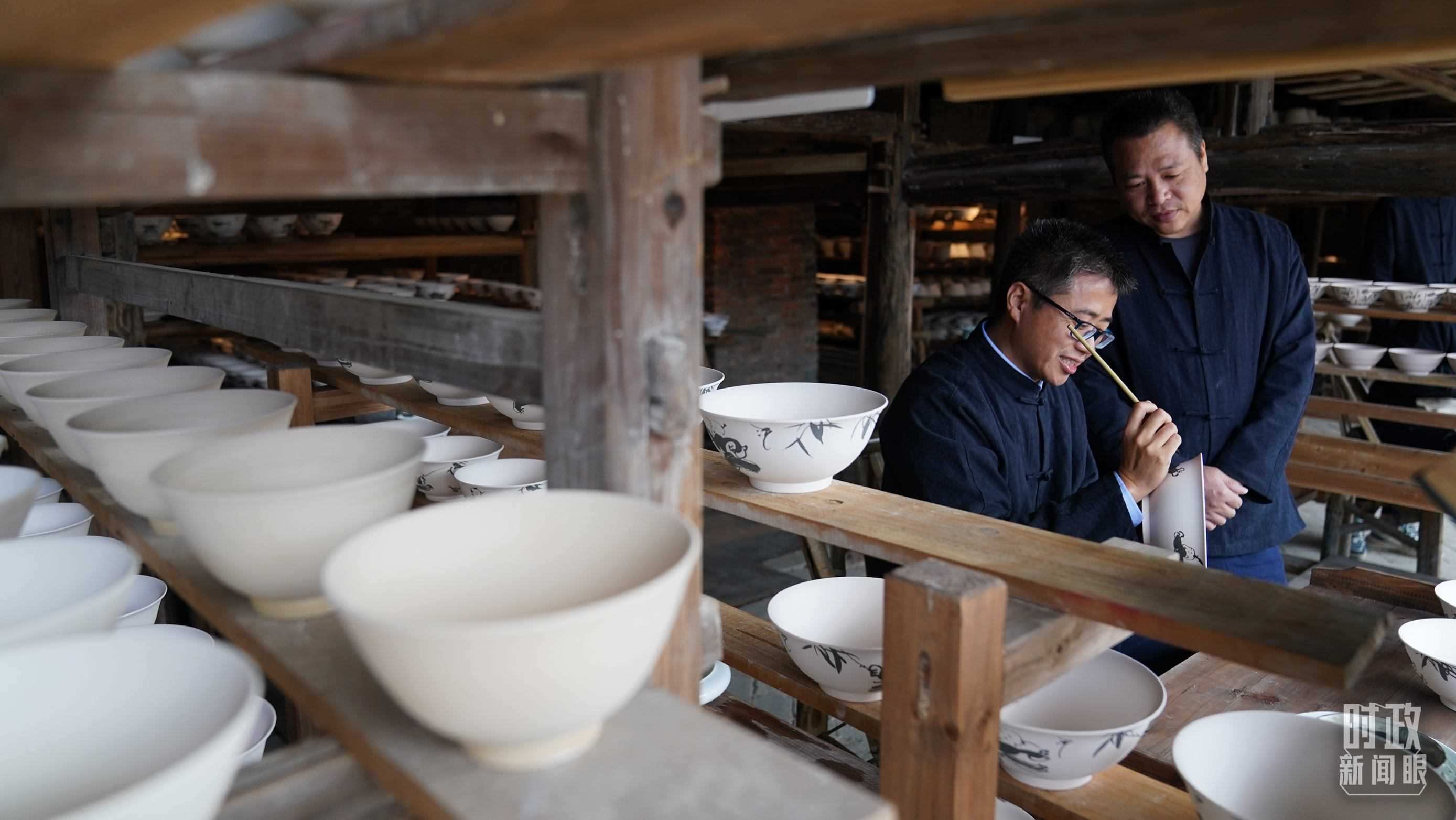 △非遺傳承人正在繪制瓷器。（總臺國廣記者李晉拍攝）
