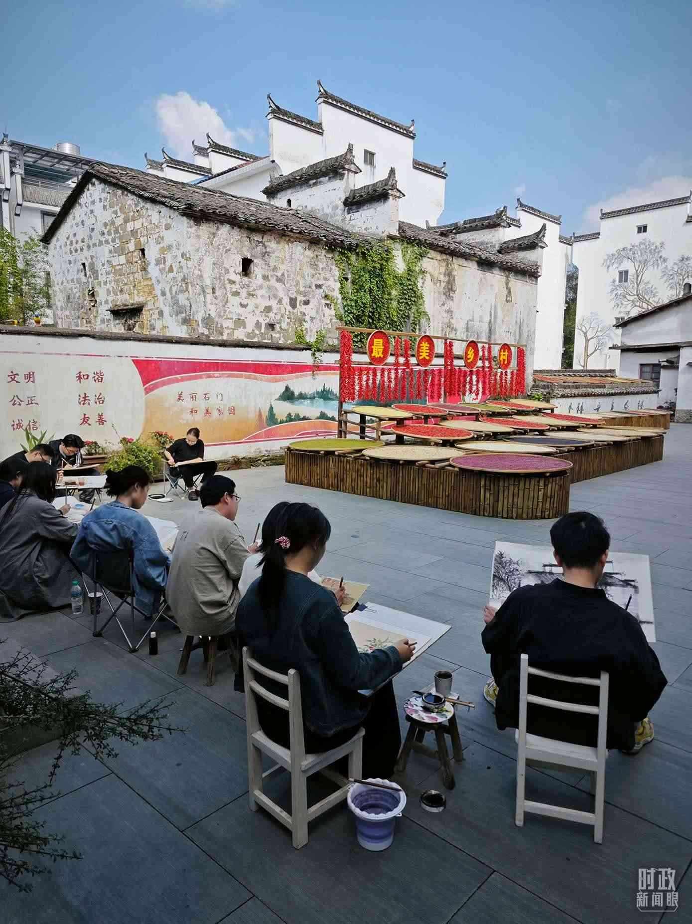 △來自中國美術(shù)學院的同學在石門村寫生。（總臺央視記者郁振一拍攝）