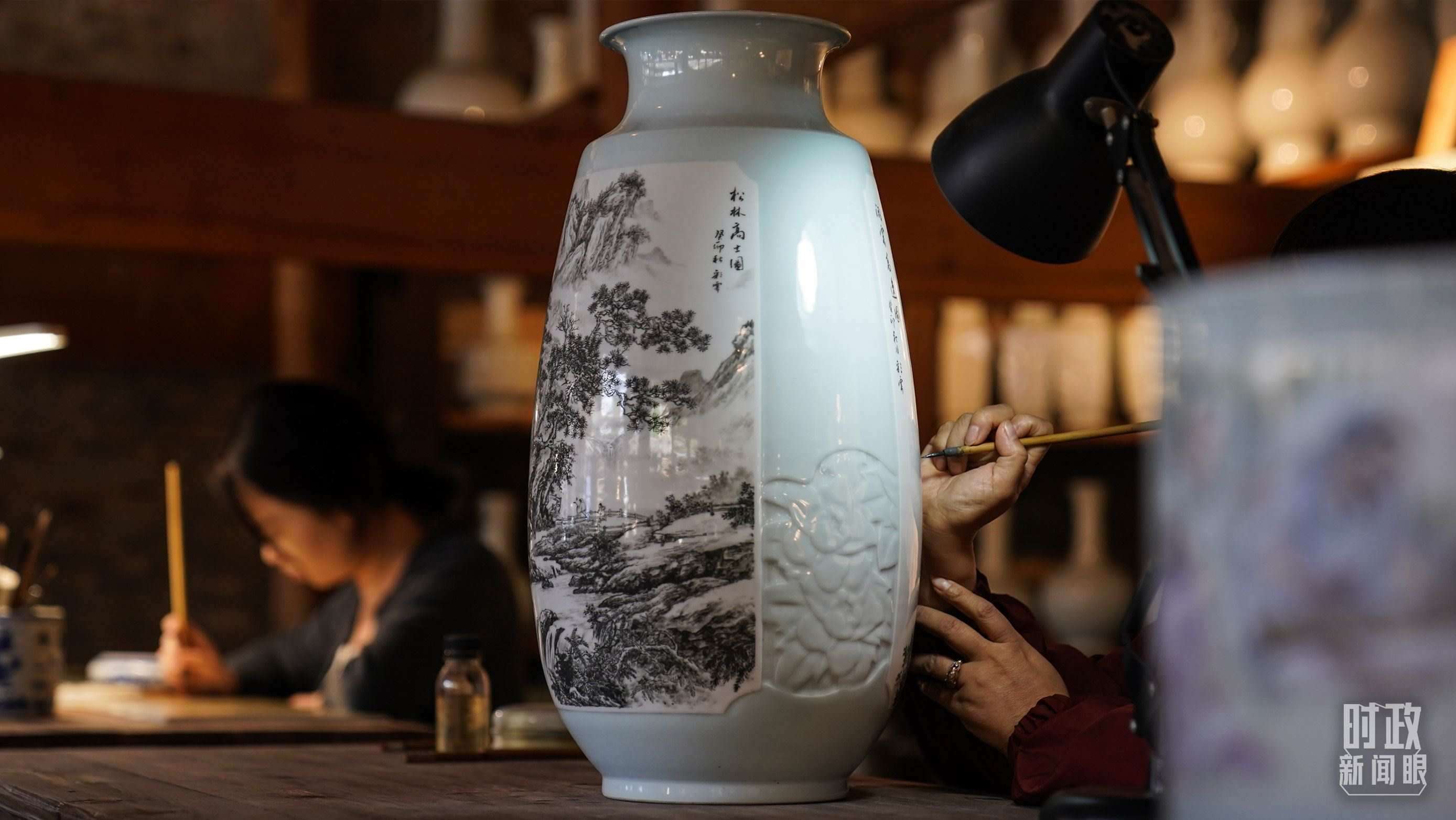 △陶瓷畫師正在繪制瓷器。（總臺國廣記者李晉拍攝）