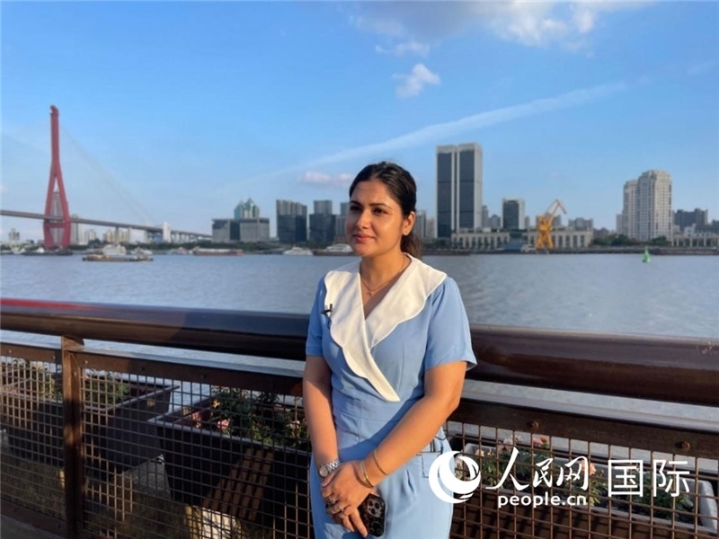 孟加拉國Channel24電視頻道主持人伊斯拉特·阿敏在上海市楊浦濱江接受采訪。 人民網(wǎng)記者 張榮攝