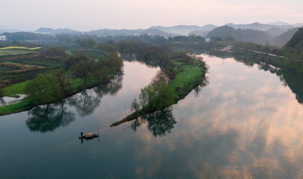 2021年3月15日拍攝的婺源月亮灣旅游公園，石門自然村坐落于此。新華社記者 胡晨歡 攝
