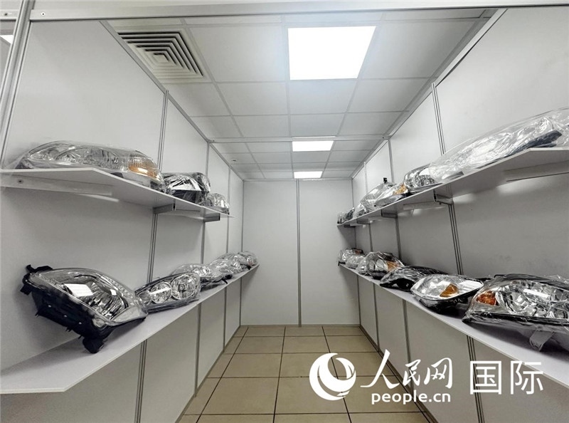 在位于莫斯科格林伍德國(guó)際貿(mào)易中心的浙江寧波優(yōu)質(zhì)商品展銷中心內(nèi)，展示著來(lái)自浙江寧波慈溪市的汽車配件樣品。人民網(wǎng)記者 申佳平攝