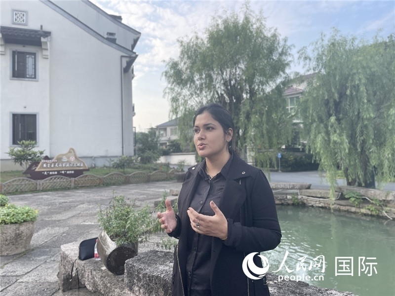 孟加拉國(guó)Channel 24電視頻道主持人伊斯拉特·阿敏在安吉接受記者采訪。人民網(wǎng)記者 張榮攝