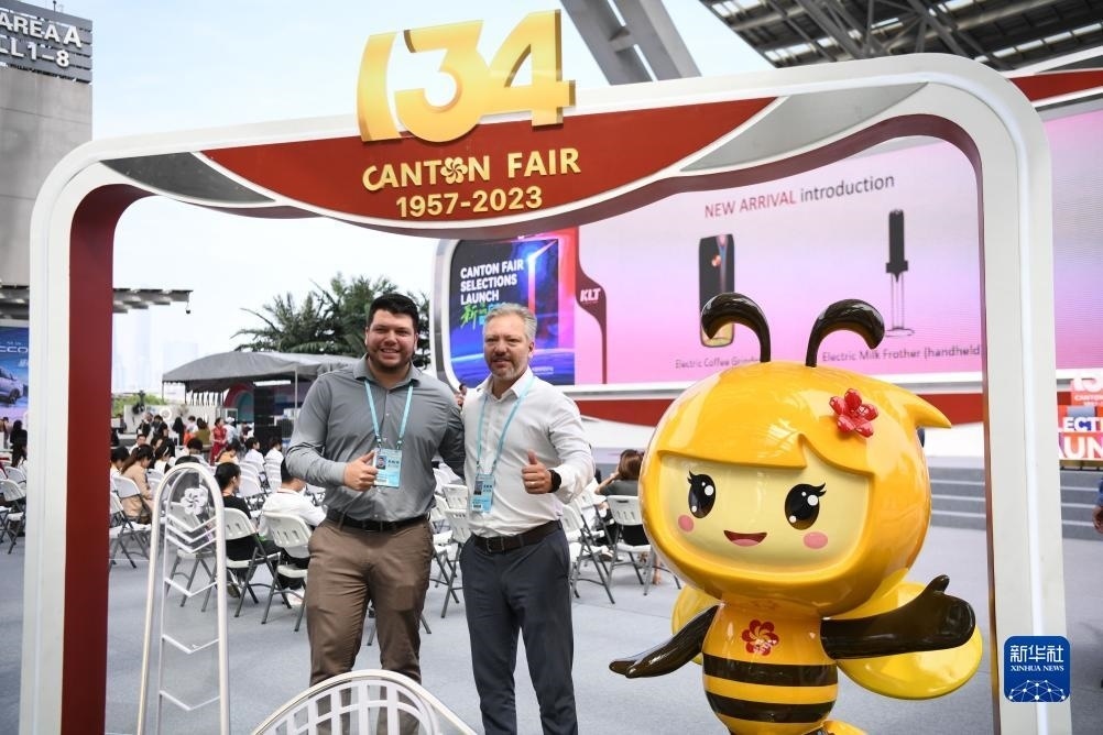 10月15日，來(lái)自巴西的采購(gòu)商在廣交會(huì)上合影。新華社記者 鄧華 攝