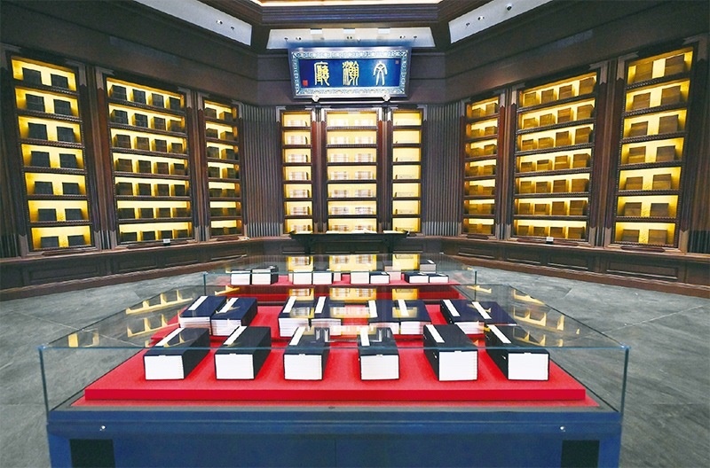 建設(shè)中國(guó)國(guó)家版本館，是以習(xí)近平同志為核心的黨中央作出的重大決策，是文明大國(guó)建設(shè)的基礎(chǔ)工程，是功在當(dāng)代、利在千秋的標(biāo)志性文化工程，充分體現(xiàn)了我們黨傳承發(fā)展中華文化的高度自覺、汲取歷史智慧更好走向未來的歷史主動(dòng)。圖為2023年5月拍攝的中國(guó)國(guó)家版本館中央總館文瀚廳。 新華社發(fā)