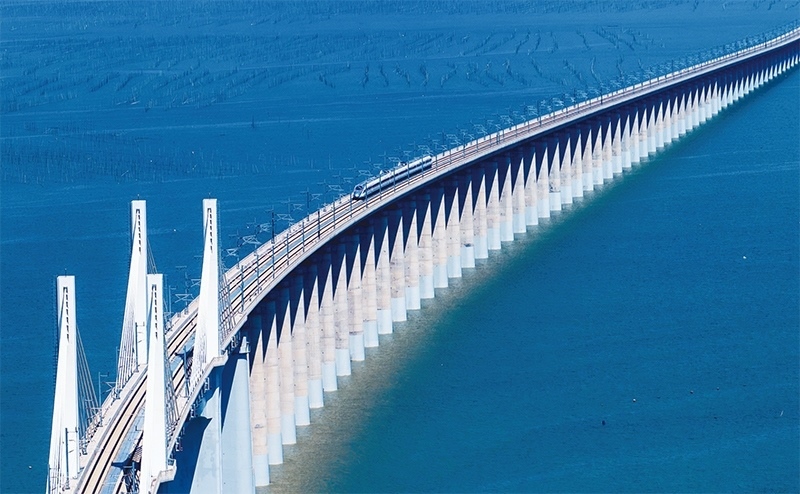 2023年9月28日，中國(guó)首條時(shí)速350公里跨海高鐵——福廈高鐵正式開通運(yùn)營(yíng)。圖為一列運(yùn)行試驗(yàn)車組駛過福廈高鐵湄洲灣跨海大橋（9月19日攝，無人機(jī)照片）。 新華社記者 魏培全/攝