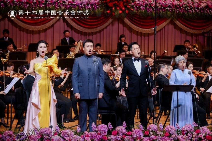 龔爽（左一）、呂繼宏（左二）、石倚潔（右二）、迪里拜爾（右一）四位藝術(shù)家領(lǐng)唱《領(lǐng)航》。主辦方供圖