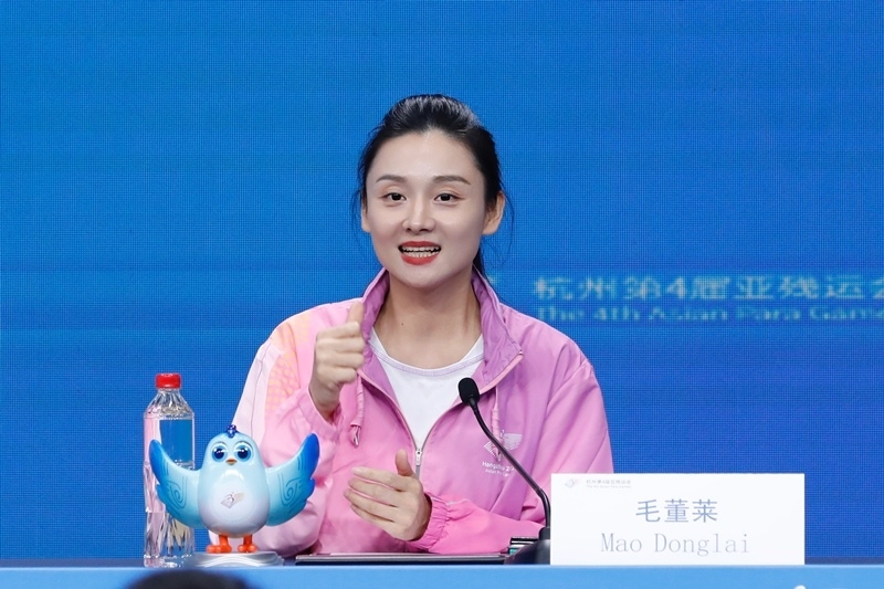 杭州市殘疾人綜合服務(wù)中心干事毛董萊介紹成為亞殘運會火炬手的經(jīng)歷。杭州亞殘組委供圖