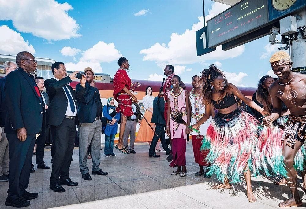 △2023年10月6日，多國駐肯使節(jié)在肯尼亞內(nèi)羅畢的蒙內(nèi)鐵路內(nèi)羅畢站觀看文藝演出。