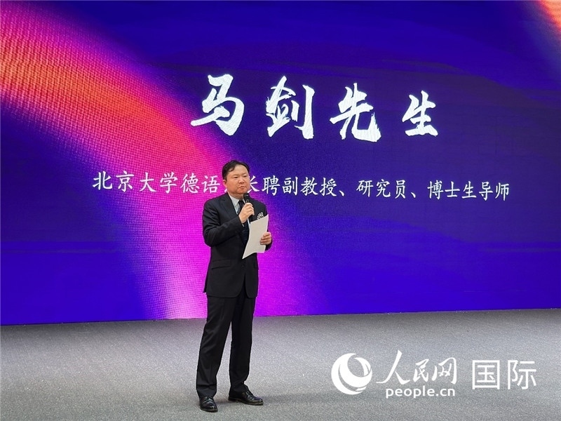 北京大學(xué)德語(yǔ)系長(zhǎng)聘副教授馬劍點(diǎn)評(píng)學(xué)生表現(xiàn)。（攝影：張麗鷗）