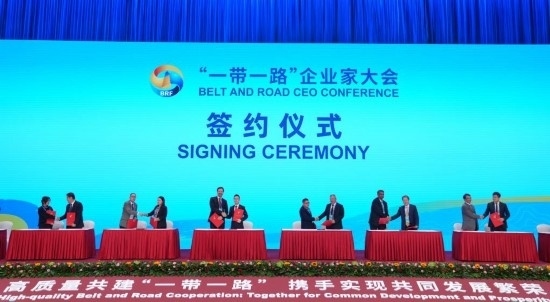 這是10月17日拍攝的簽約儀式現場。當日，“一帶一路”企業(yè)家大會在北京召開。（新華社記者王毓國攝）