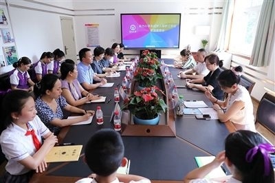 圖⑤：法治宣講結(jié)束后，重慶五中院組織召開座談會(huì)，聽取人大代表和朵力小學(xué)教師、家長(zhǎng)代表對(duì)法院未成年人保護(hù)工作的意見建議。