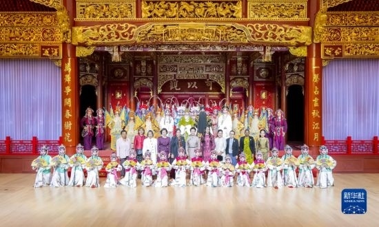  10月18日上午，國(guó)家主席習(xí)近平夫人彭麗媛邀請(qǐng)出席第三屆“一帶一路”國(guó)際合作高峰論壇的外方領(lǐng)導(dǎo)人夫人參觀中國(guó)工藝美術(shù)館（中國(guó)非物質(zhì)文化遺產(chǎn)館）。這是彭麗媛同外方領(lǐng)導(dǎo)人夫人與文藝演出演職人員合影。新華社記者 丁林 攝