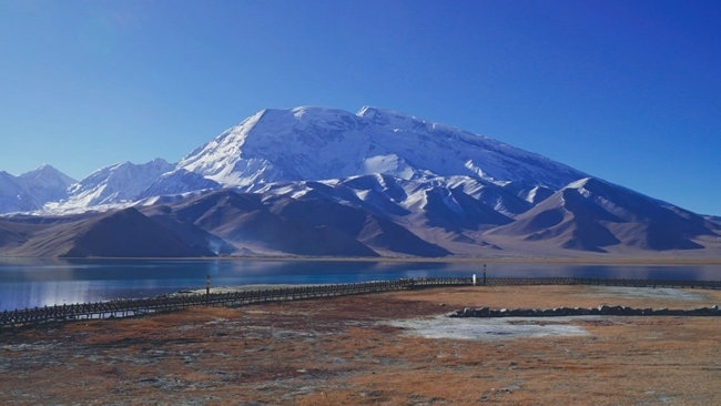 喀拉庫(kù)勒湖。中國(guó)鐵路烏魯木齊局集團(tuán)有限公司供圖