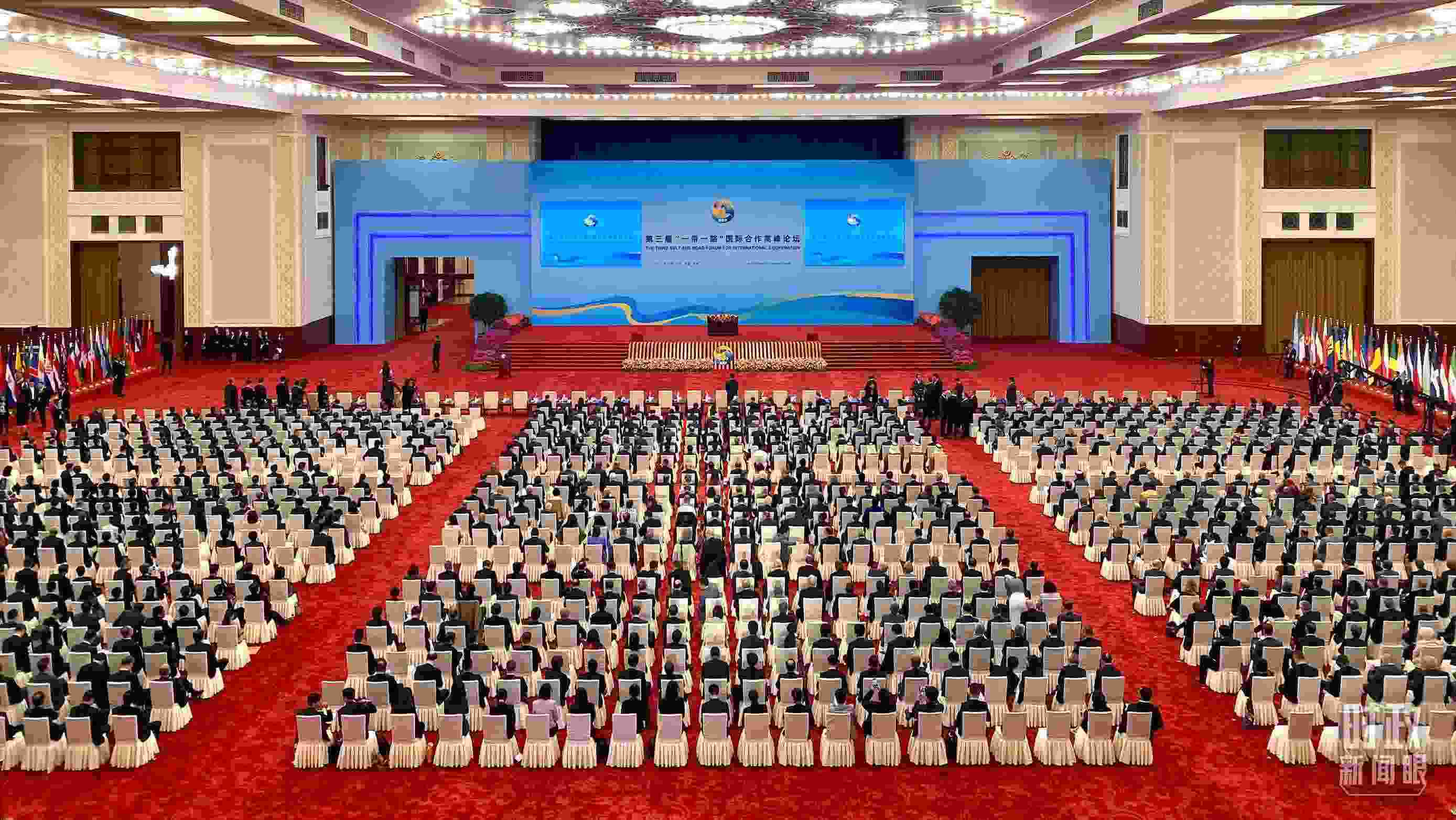 △人民大會堂宴會廳。這是開幕式之前的現(xiàn)場。（總臺央視記者李增仁拍攝）