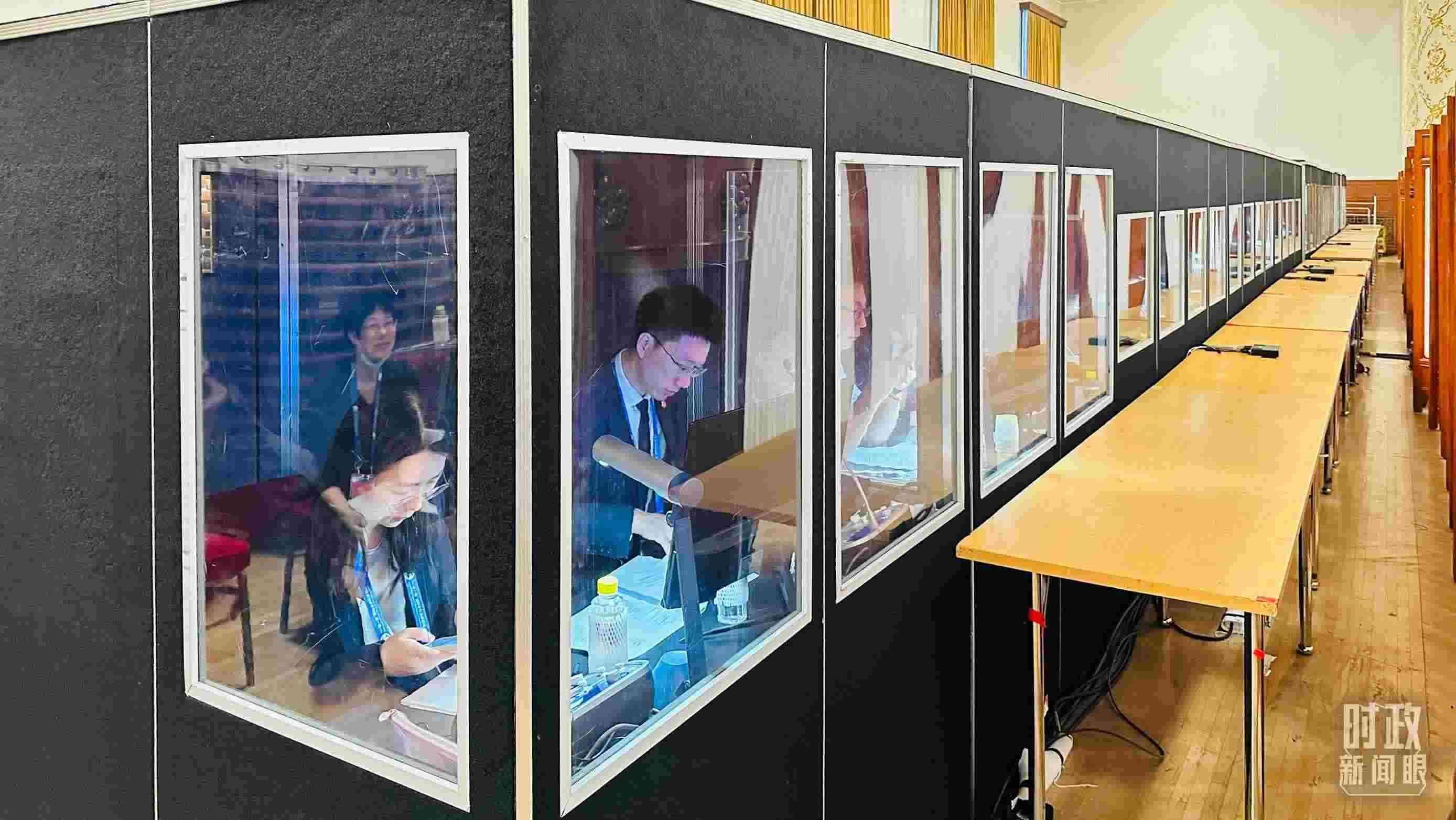 △開幕式現(xiàn)場的多語種同傳間。（總臺國廣記者時冉拍攝）