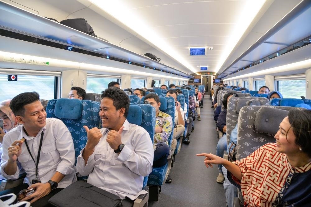 △2023年10月17日，G1137次動(dòng)車組列車從印尼雅加達(dá)哈利姆車站開(kāi)出。雅加達(dá)至萬(wàn)隆最快鐵路運(yùn)行時(shí)間從3個(gè)多小時(shí)縮短至46分鐘。