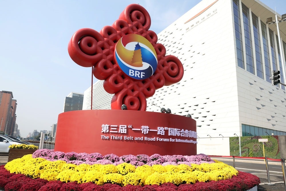 這是在北京國(guó)家會(huì)議中心附近拍攝的“一帶一路”國(guó)際合作高峰論壇景觀布置（2023年10月17日攝）。新華社記者 陳斌 攝