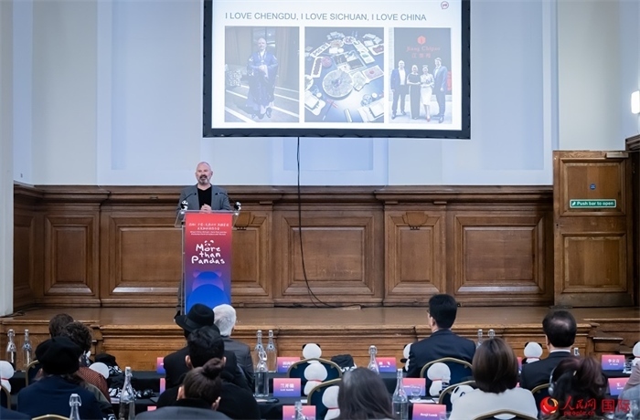 英國群英創(chuàng)意全球首席執(zhí)行官杰米·撒杰特在現(xiàn)場發(fā)言，分享如何進(jìn)一步提升四川旅游的國際影響力、吸引更多的英國游客。人民網(wǎng) 郭錦標(biāo)攝