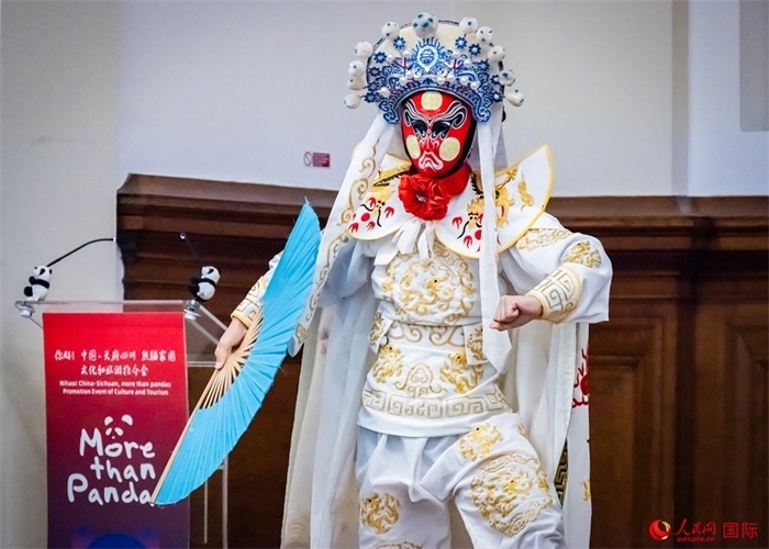 川劇絕活變臉表演。人民網(wǎng) 郭錦標(biāo)攝