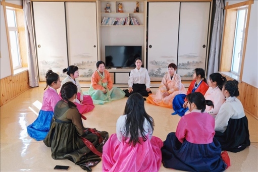 2023年6月，楊麗娜（后中）對擔(dān)任民宿管家的光東村村民們進行標(biāo)準(zhǔn)化培訓(xùn)。（新華社記者金津秀攝）