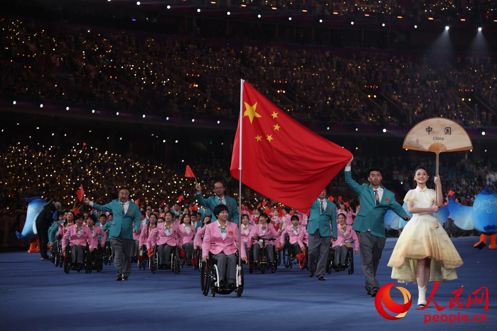 開幕式上，中國(guó)體育代表團(tuán)入場(chǎng)。人民網(wǎng) 周靜圓攝