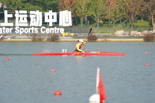 10月23日，杭州第4屆亞殘運(yùn)會(huì)皮劃艇女子KL1級(jí)比賽，中國(guó)隊(duì)選手謝毛三在比賽中。人民網(wǎng)記者 李乃妍攝