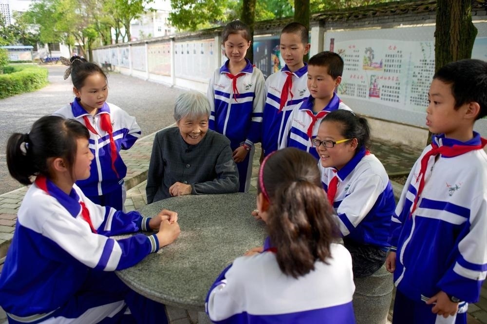 △2013年5月21日，龔全珍老人和江西萍鄉(xiāng)市蓮花縣的孩子們在一起。