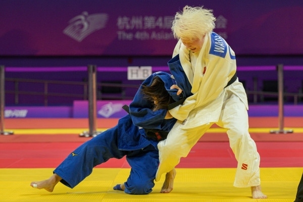 10月24日，杭州第4屆亞殘運(yùn)會柔道女子J2級57公斤級決賽舉行。圖為中國隊(duì)選手王嘉楠（右）和日本隊(duì)選手廣瀨順子在比賽中。圖片來源：杭州亞殘組委