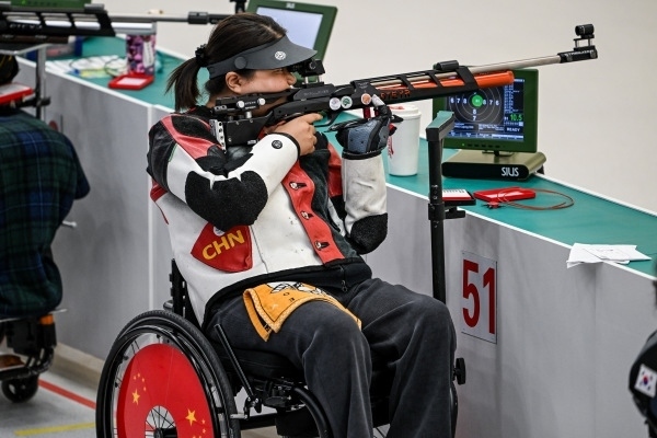 10月23日，杭州第4屆亞殘運(yùn)會射擊(R2)SH1級女子10米氣步槍立射資格賽舉行。圖為中國隊(duì)選手張翠平在比賽中。圖片來源：杭州亞殘組委