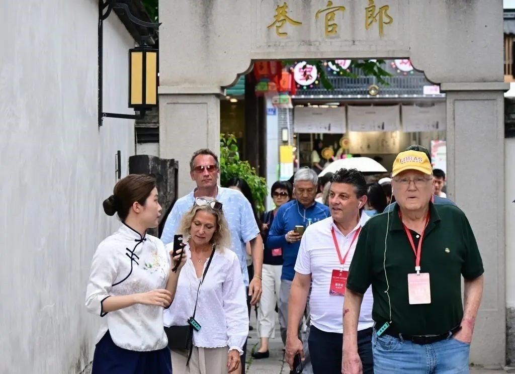 △2023年6月27日，“鼓嶺之友”部分成員和中美各界人士在福建福州南后街三坊七巷參觀訪問。