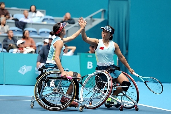 10月25日，杭州亞殘運(yùn)會(huì)輪椅網(wǎng)球女雙決賽，中國(guó)組合朱珍珍(右)/郭珞瑤慶祝得分。人民網(wǎng)記者 胡雪蓉?cái)z
