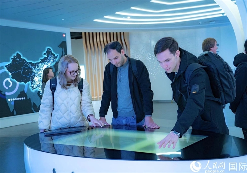 歐亞國(guó)家記者在國(guó)家大數(shù)據(jù)（貴州）綜合試驗(yàn)區(qū)交流體驗(yàn)中心參觀。人民網(wǎng) 陽(yáng)茜攝