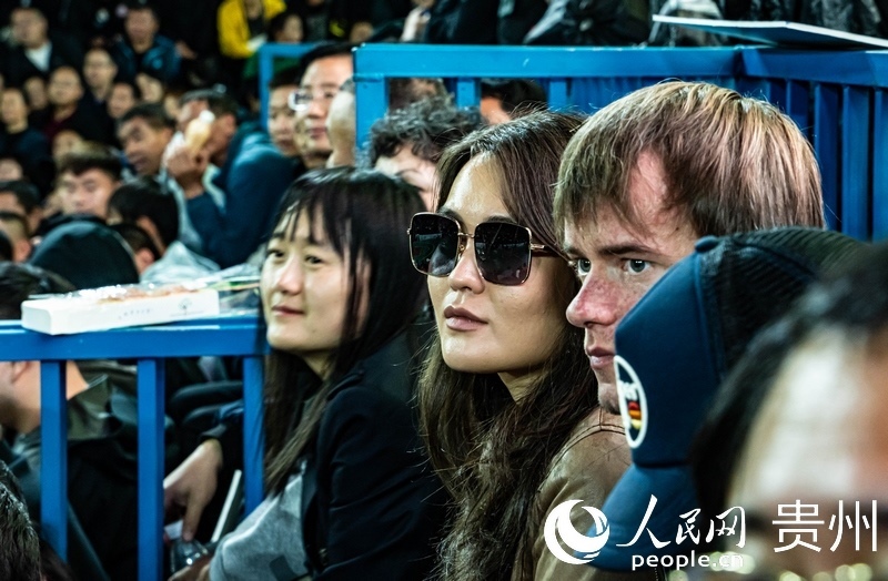 外媒記者走進(jìn)“村BA”決賽現(xiàn)場(chǎng)觀看比賽。人民網(wǎng) 陽(yáng)茜 攝