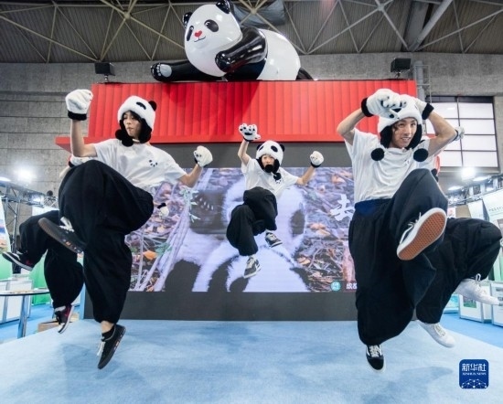  10月29日，街舞隊(duì)在日本大阪國(guó)際會(huì)展中心中國(guó)館表演街舞。新華社發(fā)（中國(guó)駐大阪旅游辦事處供圖）