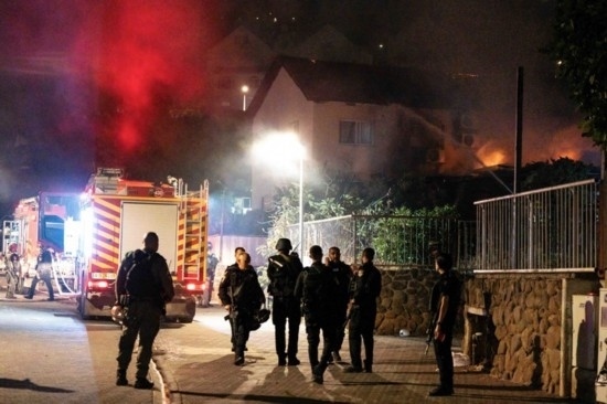  10月29日，在以色列北部城市謝莫納，以軍士兵和急救人員在一處被火箭彈擊中的現(xiàn)場執(zhí)勤。新華社發(fā)（阿亞爾·馬爾戈林?jǐn)z/基尼圖片社）