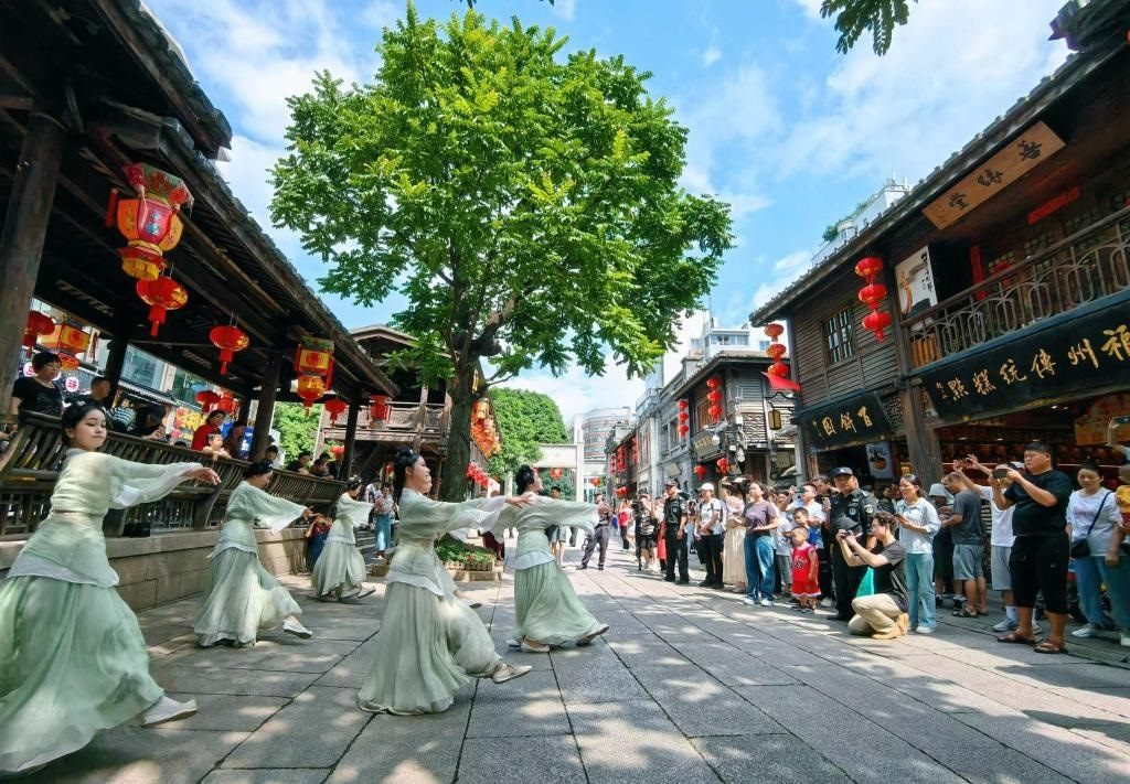 國慶節(jié)期間，福州市三坊七巷歷史文化街區(qū)上演《尋夢閩都》快閃。新華社發(fā)