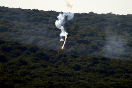 10月28日，閃光彈落在黎巴嫩納古拉樹林中燃起濃煙。新華社發(fā)（阿里·哈希紹攝）