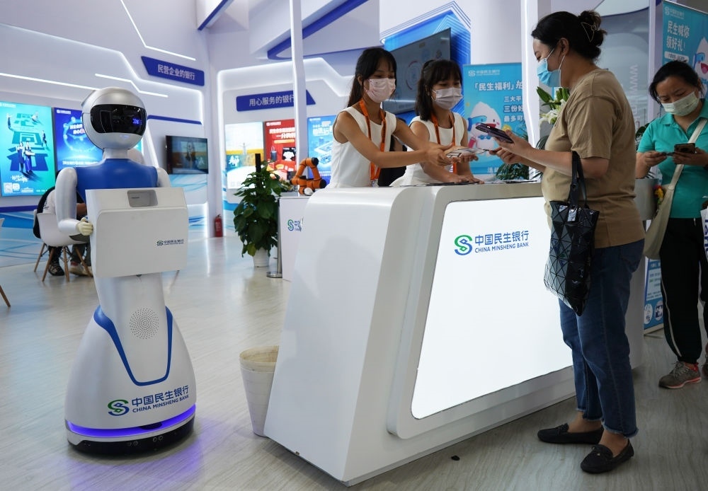 2022年9月4日，在服貿(mào)會首鋼園區(qū)金融服務專題展上，參觀者在中國民生銀行展臺咨詢金融業(yè)務。新華社記者 金皓原 攝