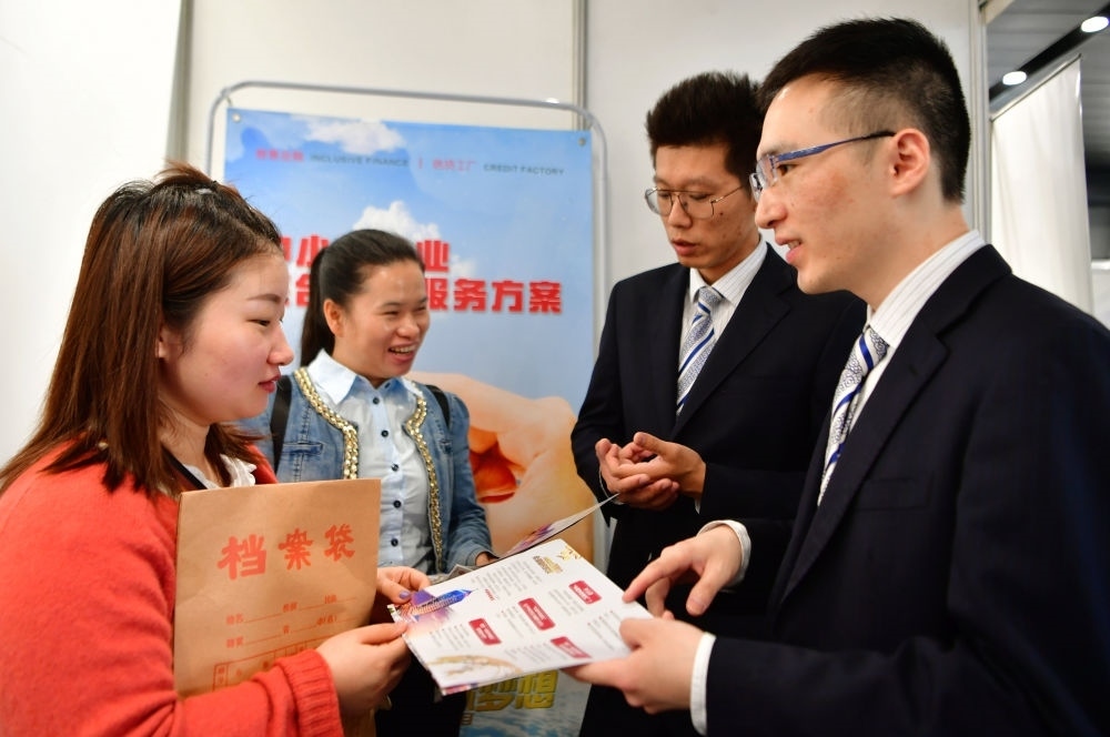 2019年5月9日，兩名鞋業(yè)公司的工作人員（左一和左二）向銀行工作人員咨詢中小微企業(yè)金融服務方案細則。當日，福建自貿(mào)區(qū)福州片區(qū)稅企銀三方對接會在馬尾基金小鎮(zhèn)舉辦，來自傳統(tǒng)制造業(yè)、物聯(lián)網(wǎng)和電子商務等行業(yè)的企業(yè)代表參加對接會。新華社記者 魏培全 攝