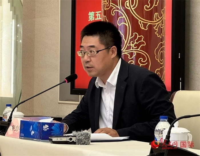 10月31日，歐美同學會副秘書長滕劍峰在第五屆中法文化論壇媒體吹風會上講話。（人民網(wǎng) 謝瑩攝）