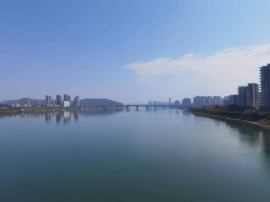10月24日，在清水塘大橋景觀通道上拍攝的湘江景色。本報(bào)記者 常雯宜攝