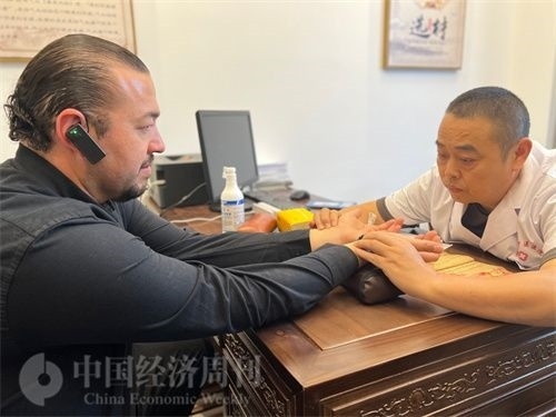  （外媒記者走進(jìn)中醫(yī)堂，問診中醫(yī)名師。中國經(jīng)濟(jì)周刊記者 郭志強(qiáng)攝）