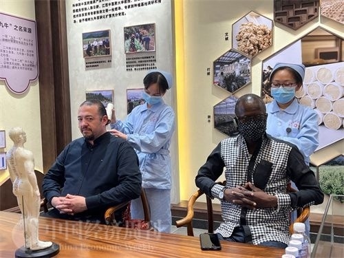  （外媒記者爭先恐后體驗艾灸，直呼神奇。中國經(jīng)濟(jì)周刊記者 郭志強(qiáng) 攝）