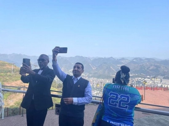 外媒記者在天釀景區(qū)拍照留念。本報記者葉子攝