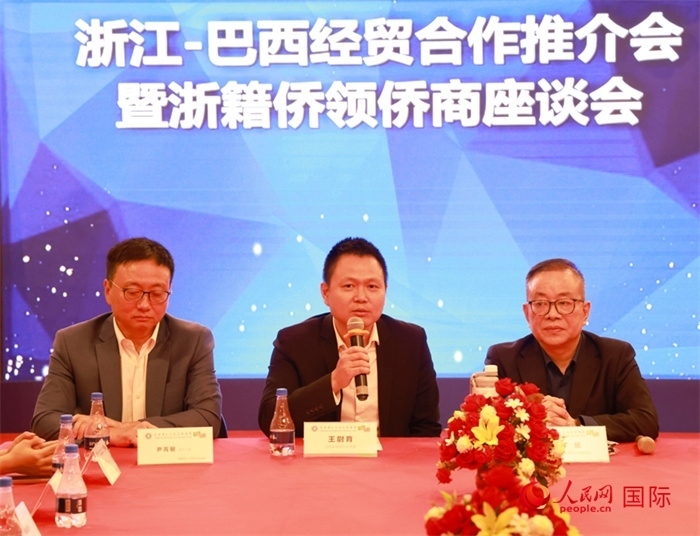 中國(guó)駐里約代總領(lǐng)事王尉育（中）在活動(dòng)中致辭。人民網(wǎng)記者 陳海琪攝