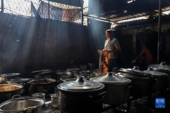 11月3日，在加沙地帶南部城市拉法，人們?cè)诿簹庵袛嗪笥貌窕鹱鲲?。新華社發(fā)（里澤克·阿卜杜勒賈瓦德攝）